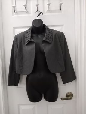 Super Cute Cropped Blazer! 50s Vibes! Has Shoulder Pads
